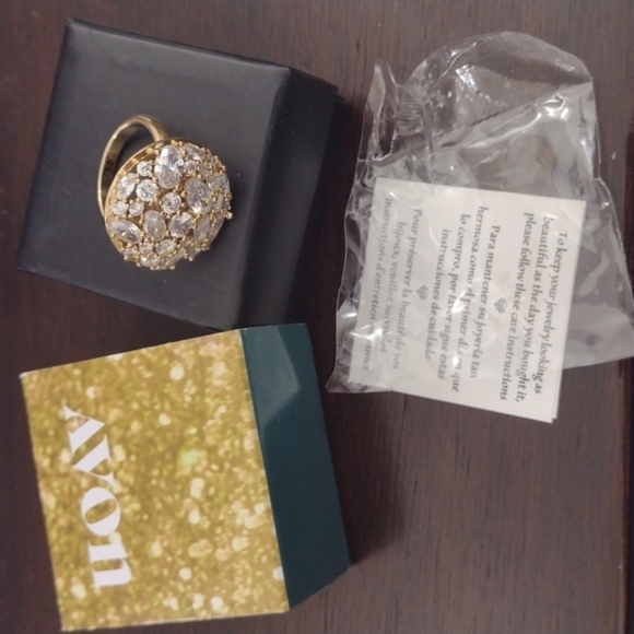 Avon Ring Iconic Statement NIB Goldtone Crystal rare - Picture 8 of 8